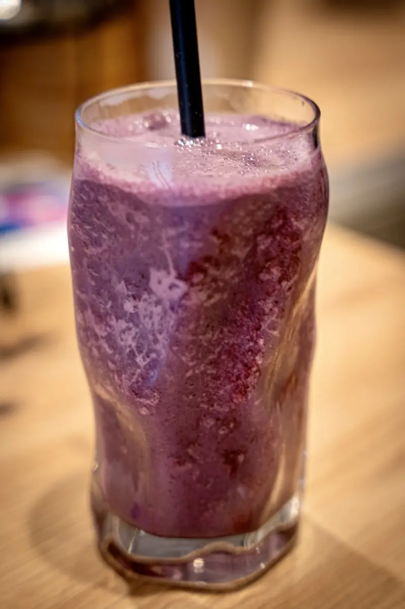 Beeren-Frappé im Glas mit Strohhalm