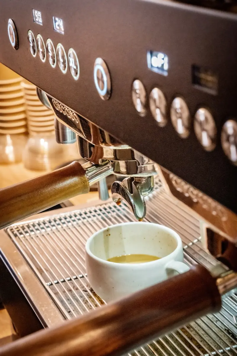 Espresso läuft aus der Siebträgermaschine in eine Tasse
