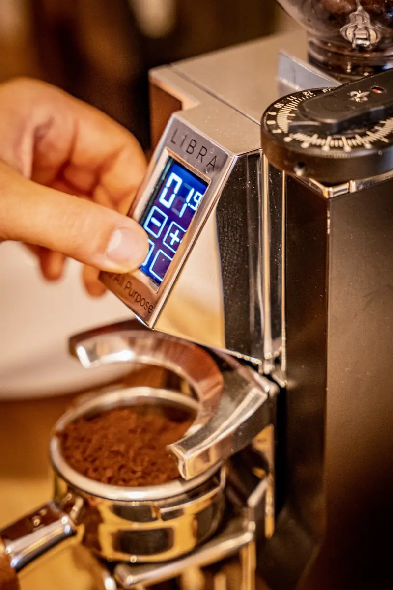 Frisch gemahlener Kaffee aus der Mühle im Siebträger