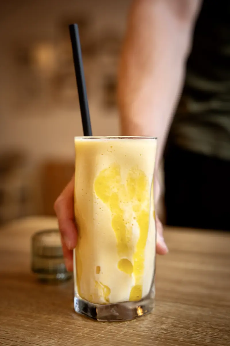 Mango-Frappé im hohen Glas