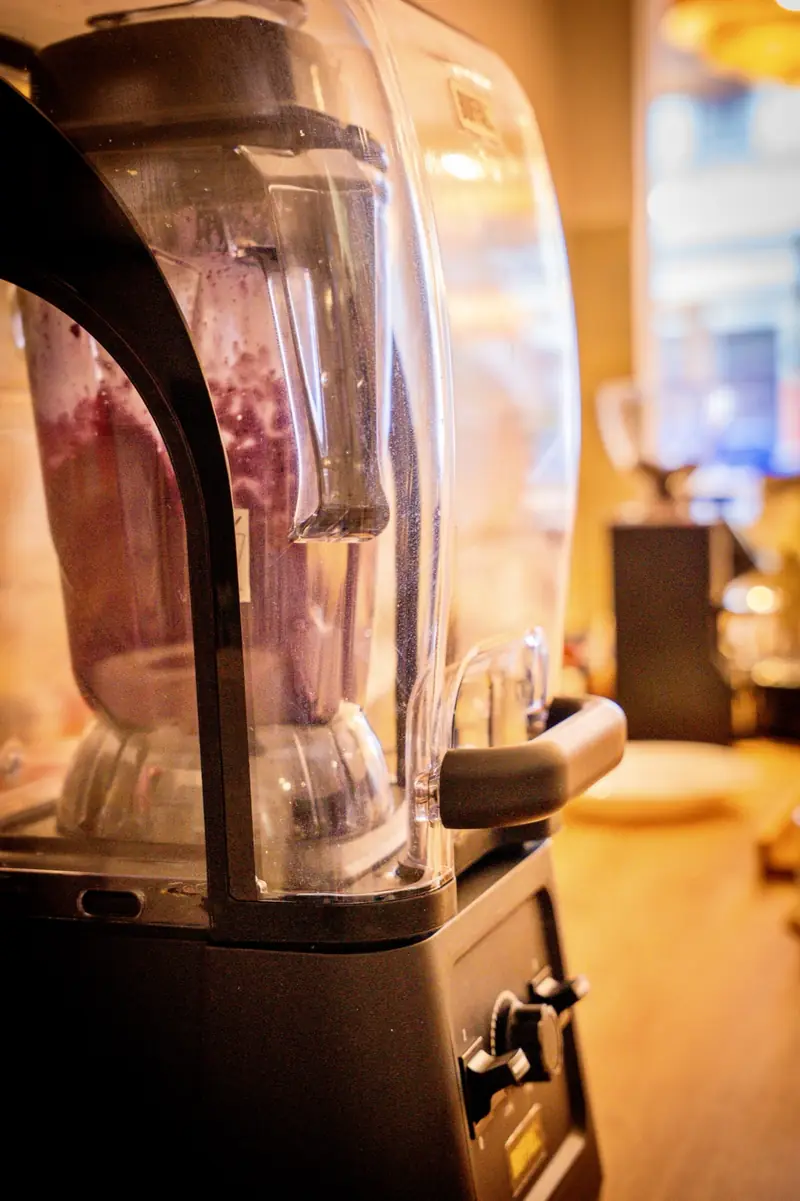 Standmixer mit frisch gemixtem Beeren-Frappé