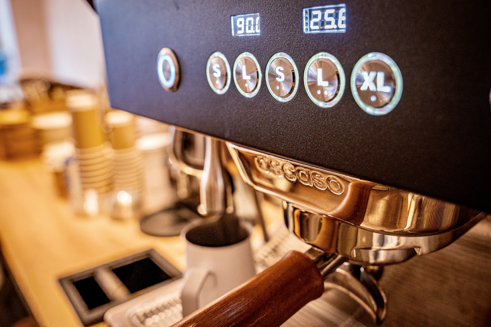 Bedienfeld der Ascaso-Siebträgermaschine im Café Morgenmuffel