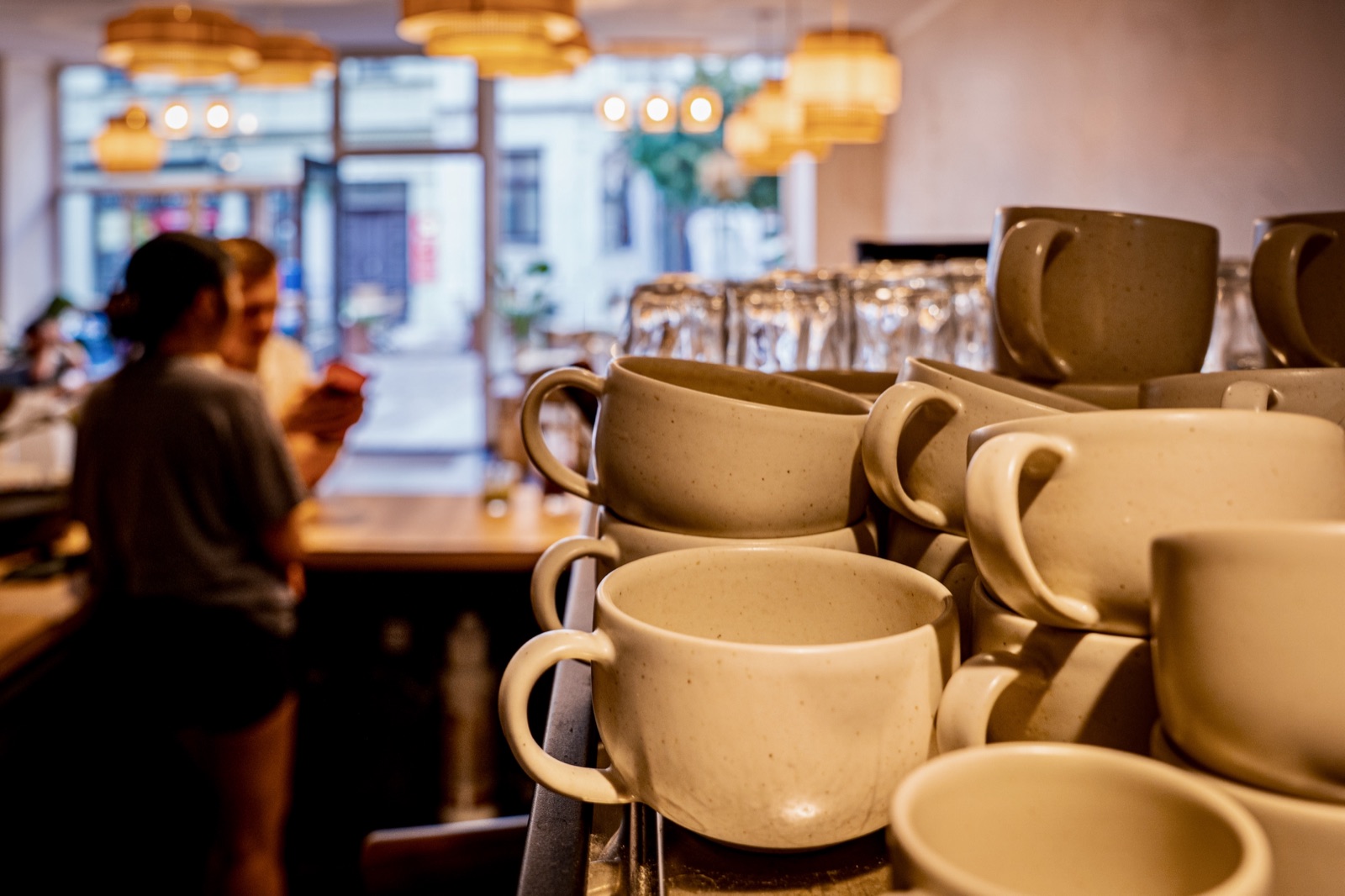 Siebträgermaschine mit Tassen im Café Morgenmuffel Torgau